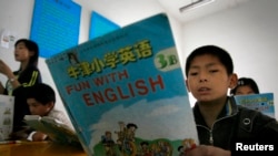 資料照：中國江蘇龍潭的小學生在上英語課。 （2007年5月30日）