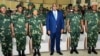 Président Félix Tshisekedi na kati ya bakambi ya mampinga ya RDC, FARDC, na Kinshasa, 11 juillet 2020. (Facebook/Présidence RDC)