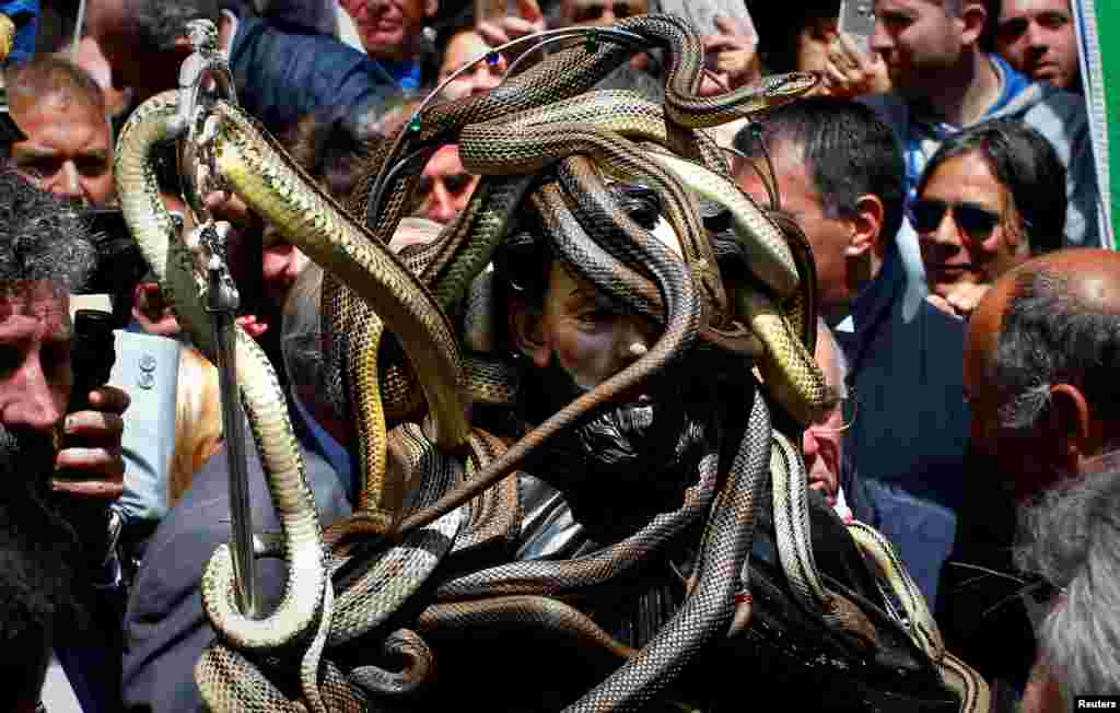 Ular menutupi patung kayu Santo Dominiko saat prosesi di Cocullo, Italia tengah, 1 Mei 2017.
