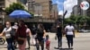 Ciudadanos cruzan en una de las principales vías del municipio Chacao, al este este de Caracas. Agosto, 2021. Foto: Álvaro Algarra - VOA.