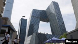 人们在北京的央视大楼旁排队等候进行新冠核酸检测。（2022年5月18日）