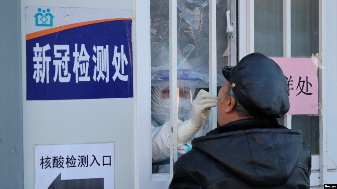中國遼寧省瀋陽的一位居民正在醫院接受新冠病毒檢測。 （2020年12月31日）