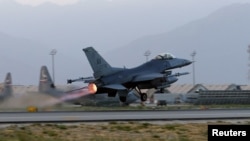2017年8月22日，美国空军F-16“战隼”战斗机在阿富汗巴格拉姆机场起飞，执行夜间任务。