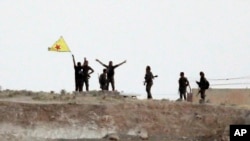 Şervanên YPG rizgarkirina Girêspî pîroz dikin