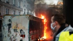 Vatra na jednoj pariskoj ulici za vreme demonstracija protiv zakona o bezbednosti za koji grupe za građanska prava kažu da zabranjuje objavljivanje snimaka policije na dužnosti. 