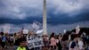 Para aktivis pembela hak aborsi di AS bergerak melewati Monumen Washington dalam aksi protes menentang keputusan Mahkamah Agung yang membatalkan hak aborsi di Washington, DC, pada 26 Juni 2022. (Foto: AFP/Samuel Corum)