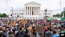Manifestan rasanble devan Kou Siprem nan nan Washington, Vandredi 24 Jyen, 2022. 