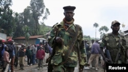 Wapiganaji wa kundi la M23 wakitembea katika mji wa Karuba, kilomita 62 magharibi mwa Goma, Kivu kaskazini, mashariki mwa Jamhuri ya kidemokasia ya Congo. PICHA: Reuters