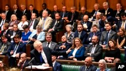 2022年7月6日，英国首相约翰逊面对英国下院对首相的质询回答问题。本照片由英国议会发布，美联社提供。