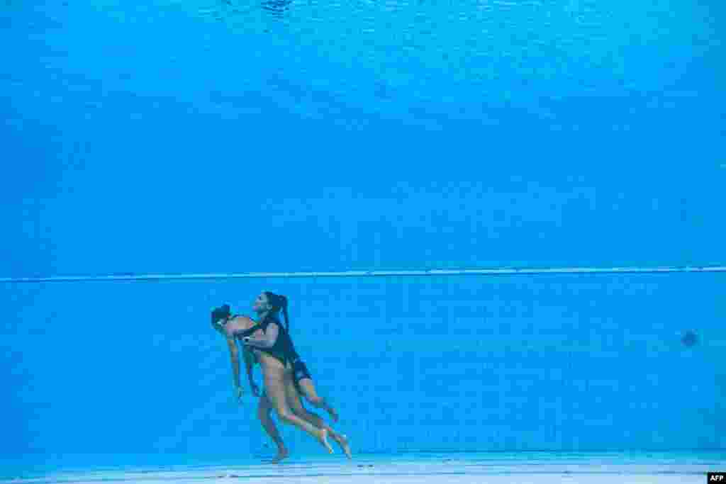 A member of Team USA (R) recovers Anita Alvarez (L), from the bottom of the pool during an incendent in the women&#39;s solo free artistic swimming finals, during the Budapest 2022 World Aquatics Championships at the Alfred Hajos Swimming Complex in Budapest, June 22, 2022.