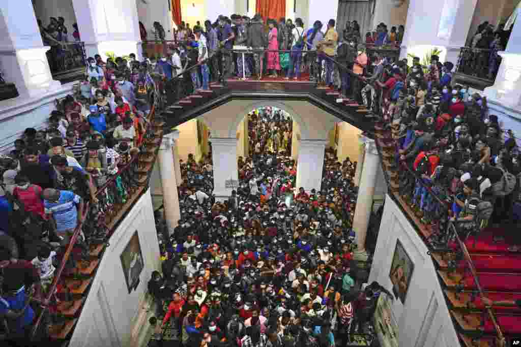 People throng President Gotabaya Rajapaksa&rsquo;s official residence for the second day after it was stormed in Colombo.&nbsp;Sri Lanka is in a political vacuum for a second day with opposition leaders yet to agree on who should replace its roundly rejected leaders, whose residences are occupied by protesters, angry over the country&#39;s economic woes.&nbsp;