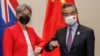 2022年7月8日，在印尼度假胜地巴厘岛努沙杜瓦举行的二十国集团外长会议期间，澳大利亚外交部长黄英贤(左)与中国外交部长王毅碰肘互致问候。