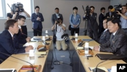 Kim Kiwoong (L), the head of South Korea's working-level delegation, and his North Korean counterpart Park Chol Su (R) attend their meeting at Kaesong Industrial District Management Committee in Kaesong, North Korea, July 15, 2013. 