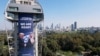 Bilbord sa porukom zahvalnosti predsjedniku Donaldu Trampu na fasadi hotela u Tel Avivu (Foto: JACK GUEZ / AFP)