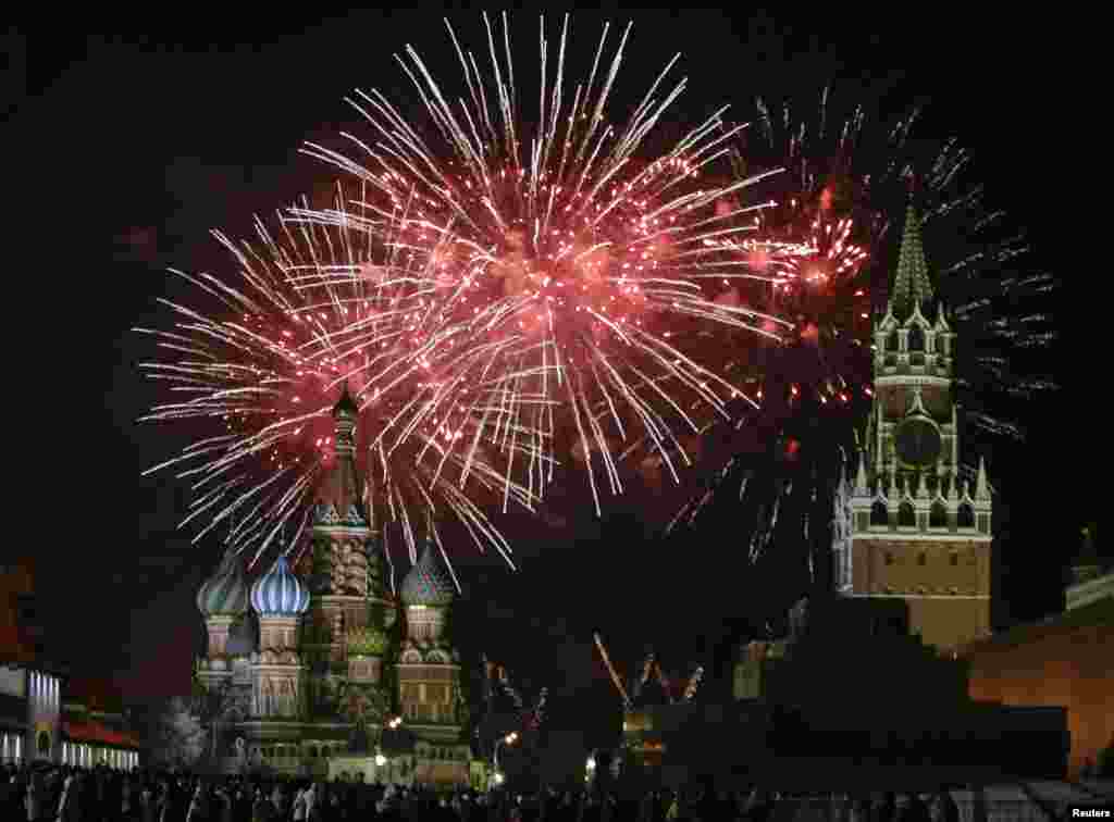 Kembang api menghiasi angkasa di kawasan Lapangan Merah, Moskow, Rusia pada malam tahun baru 2014.