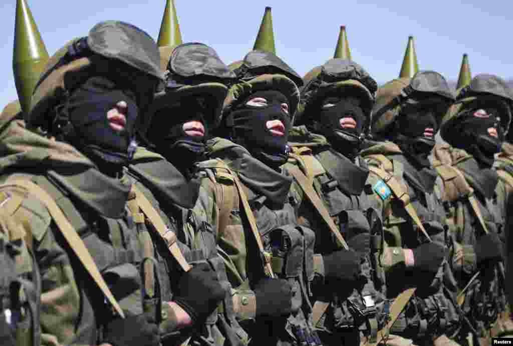 Tentara Kazakhstan berbaris selama parade angkatan bersenjata pada 'Hari Bela Negara' di kota Otar, 150 km sebelah barat ibukota Almaty.