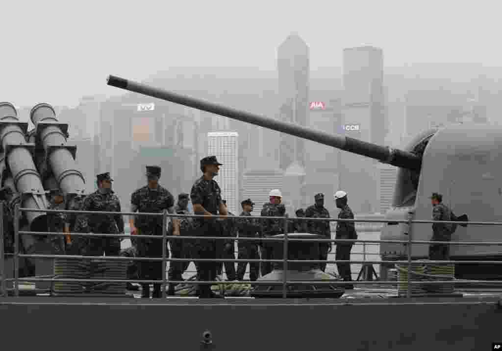 美国战舰 “安提坦号”(USS Antietam)在香港维多利亚港港停靠时,官兵站在甲板上,“安提坦号”即将前往菲律宾(2013年11月12日)。