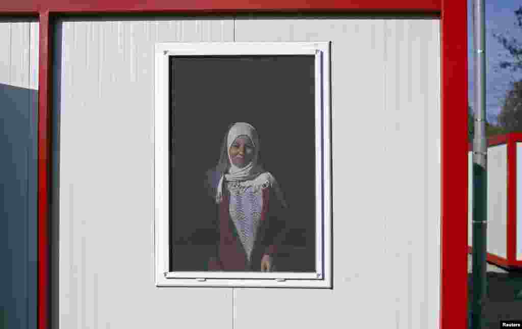 Seorang perempuan Suriah memandang keluar jendela di rumah dari kontainer di kamp pengungsi di Harmanli, 280 km timur Sofia 9 Desember 2013.