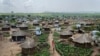 难民们带着装满水的容器返回乌干达北部的居住点(2017年6月9日)