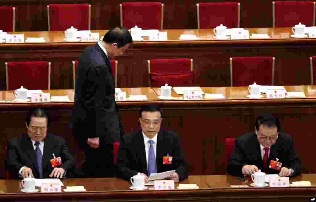 倒台前夕的薄熙来在北京参加全国人大会议时从中共政法委负责人周永康、副总理李克强和中共宣传主管李长春身后走过(2012年3月9日)。