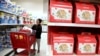 在新泽西州爱迪生市塔吉特百货公司(Target store)，一名购物者在把一件商品放进购物车之前先看了看（2018年11月16日）。