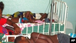 Crianças partilham camas na urgência pediátrica de Luanda