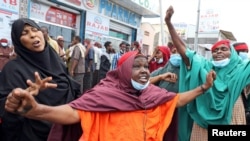 Wanawake Somalia wakipinga vitendo vya tume ya kulinda amani Somalia (AMISOM) nje ya Hospitali ya Erdogan kufuatia mauaji ya raia wakati wa mapambano kati ya wanajeshi wa Amisom na wapiganaji wa al Shabaab katika mkoa wa Lower Shabelle, Mogadishu, Somalia. REUTERS/Feisal Omar