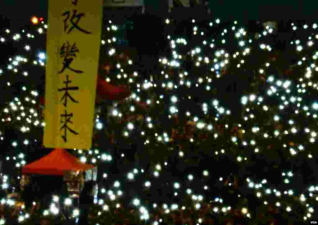 10月5日晚盛傳警方可能採取清場行動,估計有上萬人在金鐘參與佔領集會,大批集會人士揮動手機燈光呼應現場歌聲(美國之音湯惠芸攝)