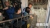 激進佔領者衝擊立法會玻璃門，泛民議員張超雄阻攔（蘋果日報圖片）