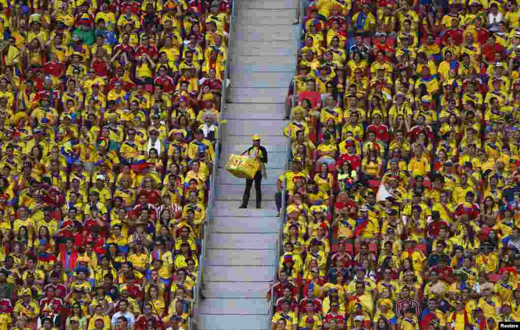 Seorang penjaja minuman menawarkan dagangan saat pertandingan Piala Dunia di stadion kota Brasilia, Brazil.