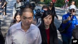 被控非法充當中國政府代理人的前紐約州長助理孫雯和丈夫胡驍(不在照片中)在提審後離開布魯克林聯邦法院。 (2024年9月3日)