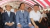 台北市长柯文哲(右)与鸿海集团创办人郭台铭(中)及前立法院长王金平(左)2019年8月23日在一项纪念金门战役的活动上首次公开合体(台北市政府提供) 