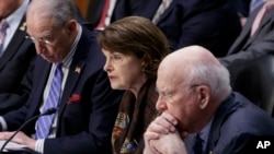（左起）共和党籍参议员格拉斯利、民主党籍参议员范斯坦和共和党籍参议员莱希。（2017年资料照）