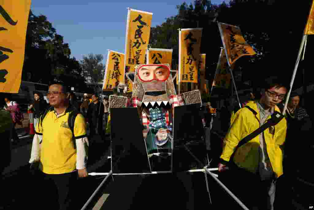 Thousands of protesters were in the streets, some of whom were holding an effigy of a wolf representing Hong Kong's Chief Executive Leung Chun-ying, Hong Kong, Jan. 1, 2014.