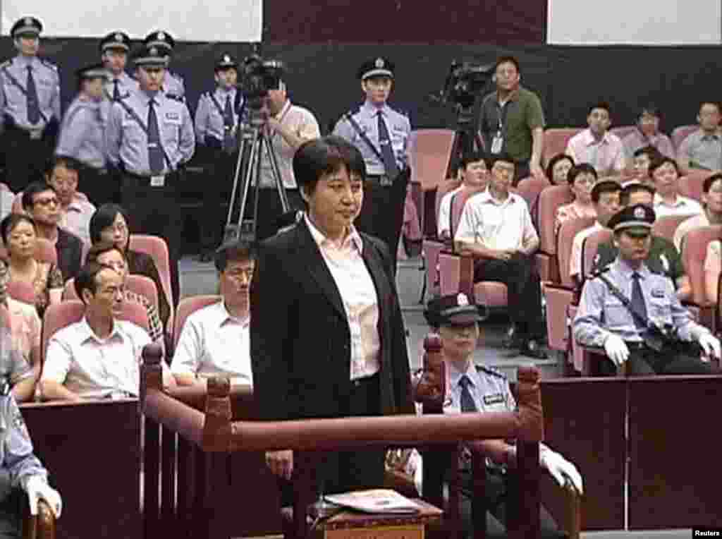中央电视台画面显示谷开来(前排中)8月9日在合肥市中级人民法院出庭受审。