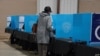 Un votante marca su boleta durante el primer día de votación temprana en la contienda de segunda vuelta en Georgia. [Archivo]