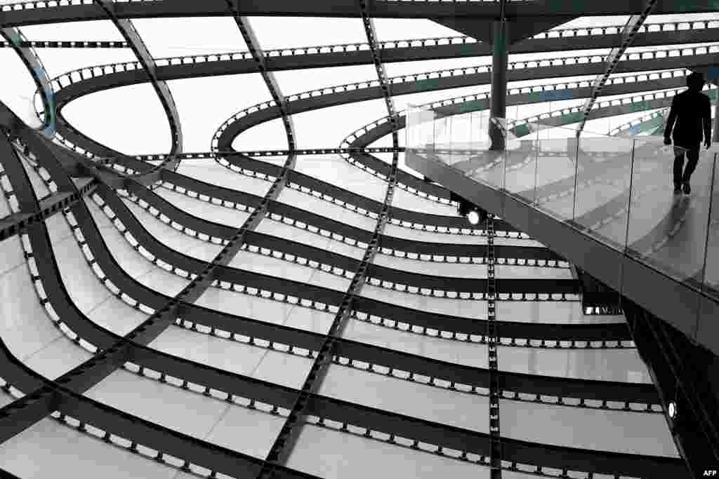 Bagian dari konstruksi baru di Roma Convention Center hasil karya arsitek Italia, Massimiliano Fuksas, di Roma.