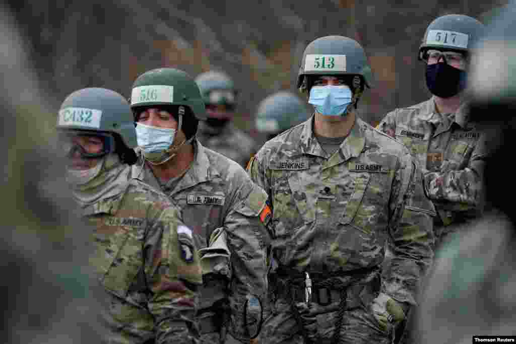 미국 켄터키주 켐벨의 미군 공중강습 학교 (U.S. Army Air Assault School)에서 군인들이 신종 코로나바이러스 안전 지침에 따라 마스크를 쓴 채 훈련하고 있다.