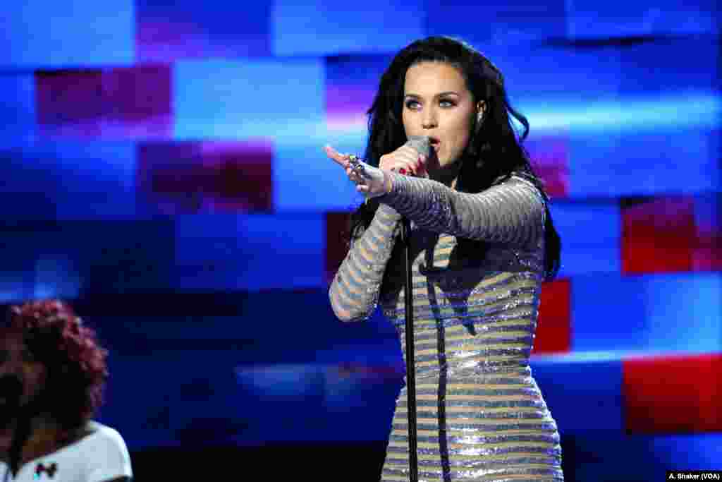 美国歌星凯蒂&middot;佩里（Katy Perry ）在费城举行的民主党全国代表大会上演唱（2016年7月28日）