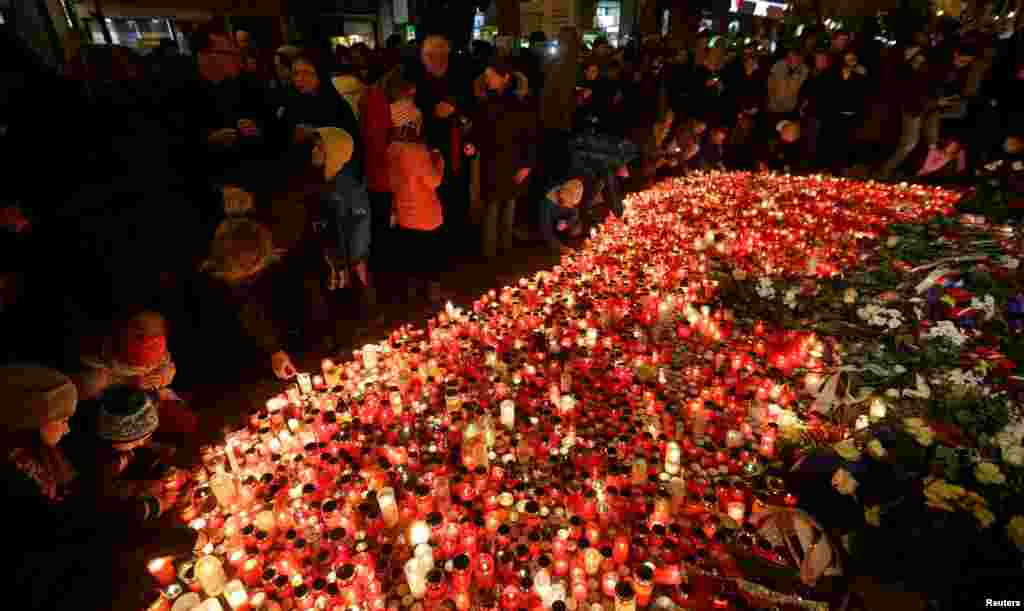 Warga Republik Ceko menyalakan lilin untuk memperingati 27 tahun 'Revolusi Beludru' di Praha.