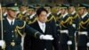日新防相小野寺五典在东京的日本防卫厅举行的履新欢迎式上检阅仪仗队。(2012年12月27日)