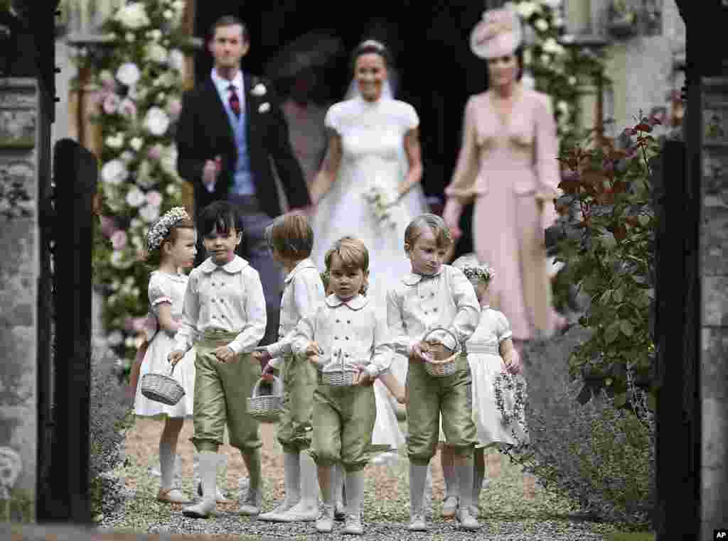 Pangeran George asal Inggris, latar depan bagian tengah, bereaksi setelah pernikahan tantenya, Pippa Middleton dengan Manager Dana Investasi James Matthews, di Gereja St. Markus di Englefield, Inggris, 20 Mei 2017.
