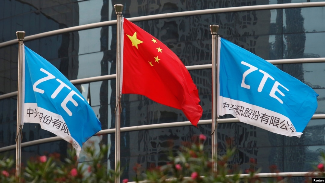 中國企業中興通訊在深圳的總部外飄揚的該公司旗幟和中國國旗。（2016年4月28日）