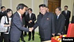 지난 7월 한국전 정전 60주년 기념 '전승절' 행사에 참석하기 위해 방북한 리위안차오 중국 국가부주석(왼쪽)이 김정은 북한 국방위원회 제1위원장과 만나 악수하고 있다.