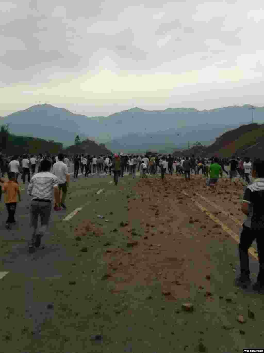 廣安市鄰水縣爆發爭取高鐵大規模遊行（網絡圖片 )