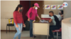 Electores ejercen su derecho al voto en el centro de votación Ipasme en Maracaibo, Venezuela, el 21 de noviembre de 2021. [Foto: VOA/Gustavo Ocando]