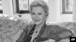 FILE - Actress Joan Fontaine poses in April 1985 in Beverly Hills.