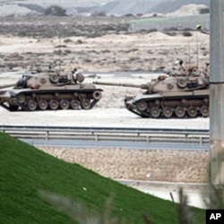 Des chars de combat en route pour Manama