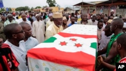 Suasana pemakaman pemimpin oposisi di Burundi Zedi Feruzi, di Bujumbura, Burundi (24/5).