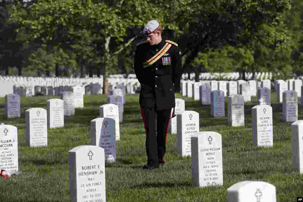Pangeran Harry dari Inggris mengunjungi Section 60 Taman Makam Nasional Arlington, dekat Washington D.C. Pangeran yang juga merupakan anggota tentara Inggris ini menghabiskan sebagian besar dari kunjungan seminggunya di AS untuk memberikan penghormatan pada para prajurit yang terluka dan meninggal dalam perang.